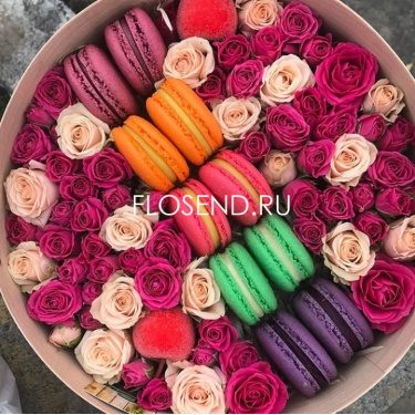 Роза кустовая малиновая, розовая и макаронс с декорам в коробке