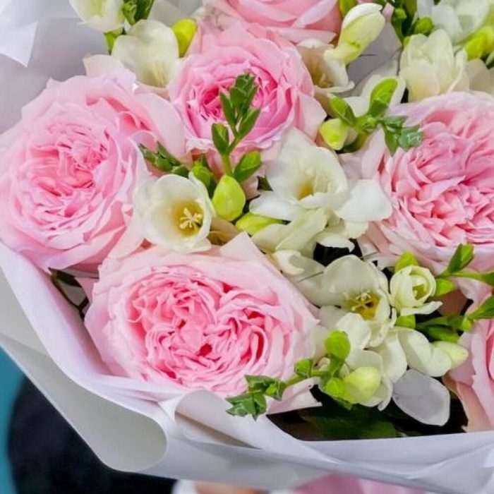 Букет из фрезий и пионовидных роз, фото 3